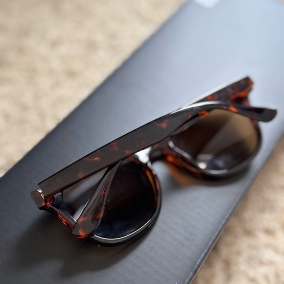 Lilly Pulitzer Maddie AQ Polarized Sunglasses Tortoise Frame Blue Arms 52-20-140 - Picture 2 of 6